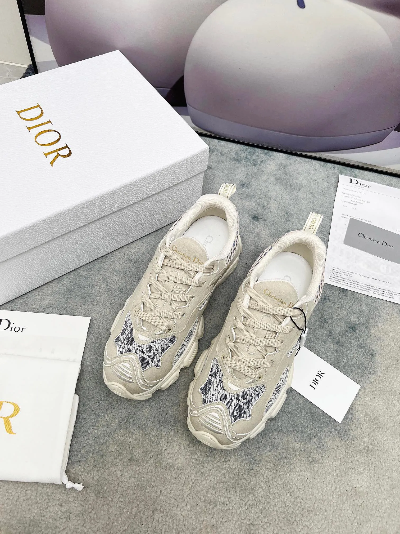 [Dior Dior] P: 580💰 ♺ Size: Female 35-41 Male 39-45 (Female 40.41 Male 45 custom-made) This Dior Chrono sneaker is a new product for the fall of 2024, reinterpreting running shoes in Dior's high-end style. White mesh fabric is paired with nude and silver-toned laminated leather-effect panels, and the CD logo on the sides, star patch on the tongue and Dior logo on the heel are many details to highlight the style. Featuring two-tone laces, a lightweight sole and star embellishments for a casual look all year round.